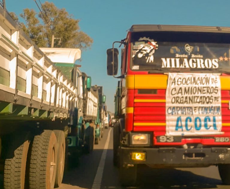 Camioneros aumentan la presión sobre el gobierno para lograr la reducción del precio de combustible 