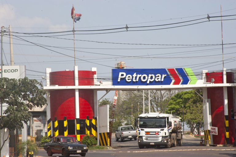 Denuncian a Petropar por hacer negociado con surtidores