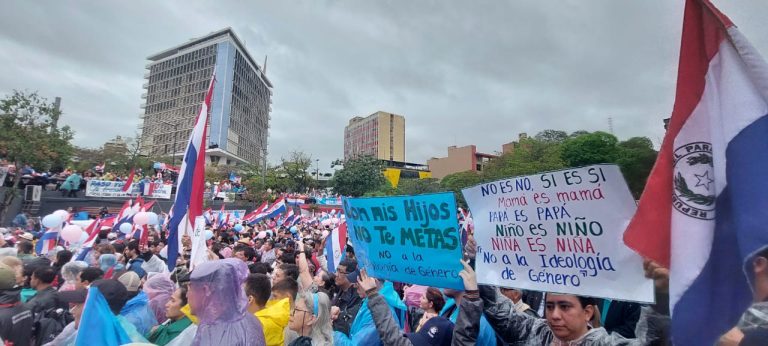 En multitudinaria manifestación, padres exigen la destitución del ministro y la viceministra de Educación