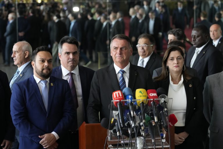 Bolsonaro no habla de derrota, pero avala la transición de poder