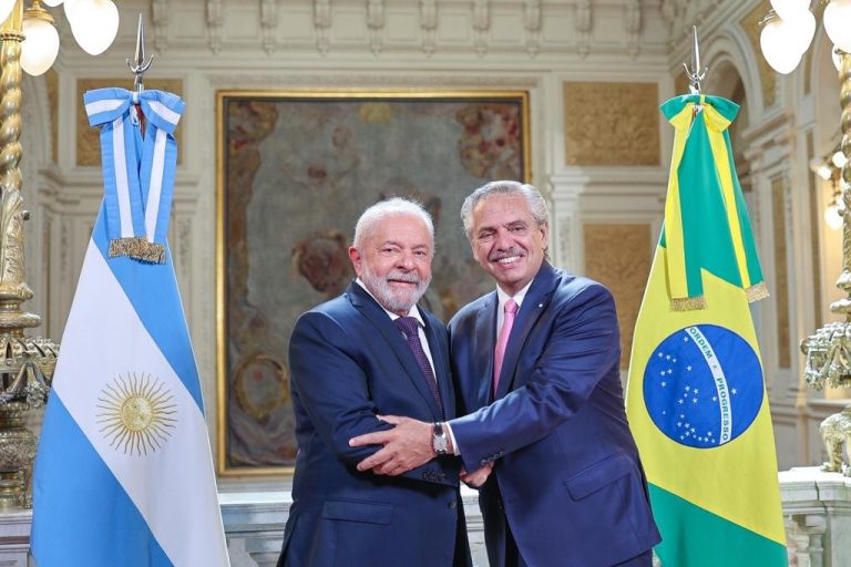 Propuesta de moneda común entre Brasil y Argentina recibe andanada de críticas