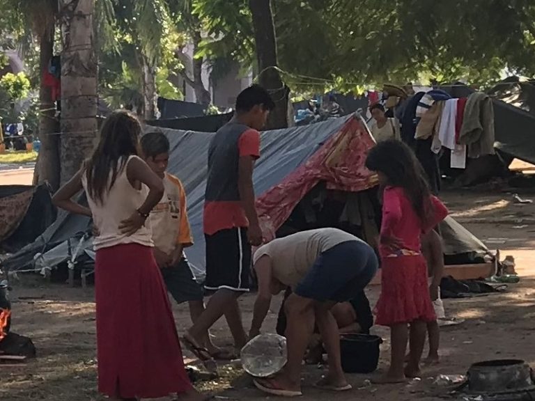 Indígenas vuelven a cerrar la avenida Artigas