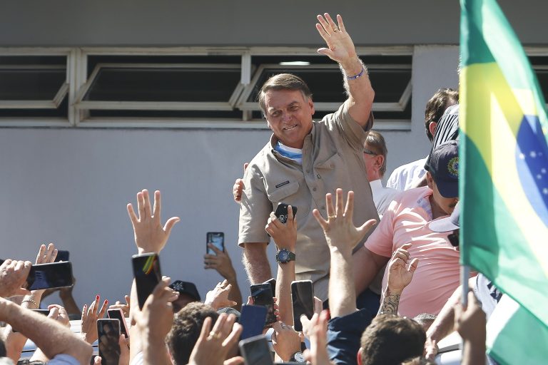 Bolsonaro se reencuentra con partidarios tras regresar a Brasil