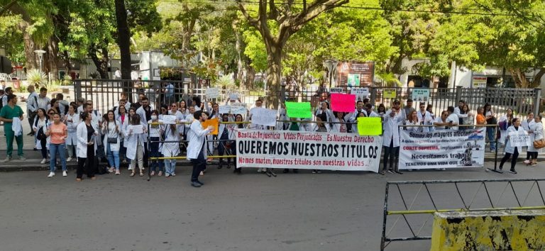 Egresados en Medicina de la Universidad María Serrana reclaman la entrega de sus títulos