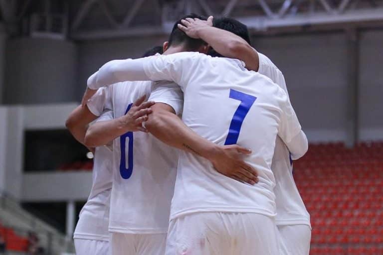 Doblete de selección nacional de futsal FIFA ante franceses