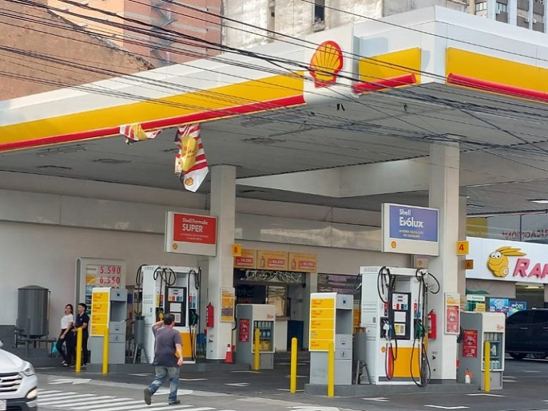 Emblemas privados se unen a regañadientes a la baja de combustibles