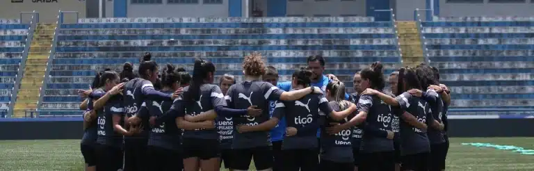 Selecciones de futbol femenino juegan amistosos en Santos e Ypané