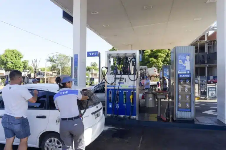 Argentinos prefieren comprar combustibles de Paraguay y Brasil