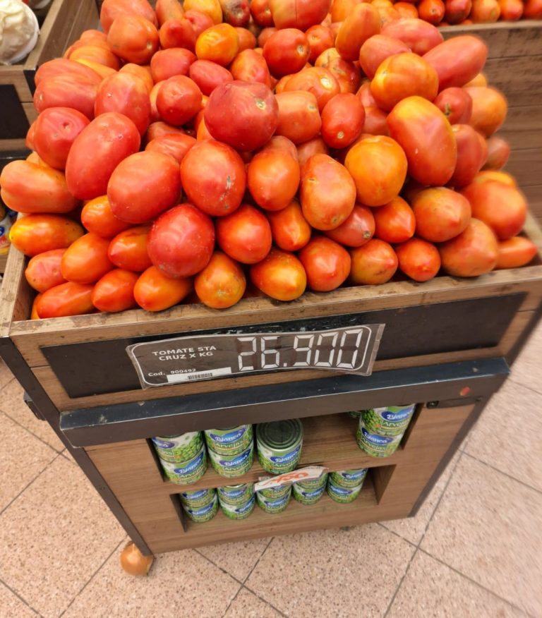 Escasez y alto precio del tomate son consecuencias del contrabando, según ministro