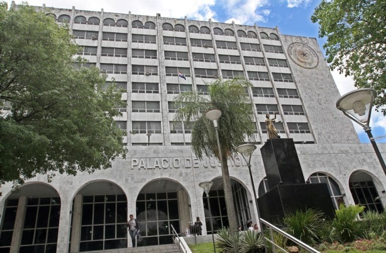 La foto ilustrativa muestra el edificio del Palacio de Justicia de Paraguay.