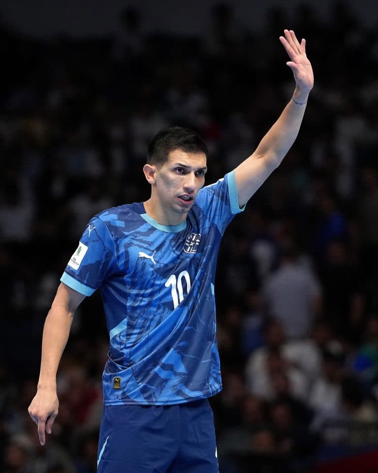 La Albirroja goleó al local y aseguró avance a la segunda etapa del mundial de futsal FIFA