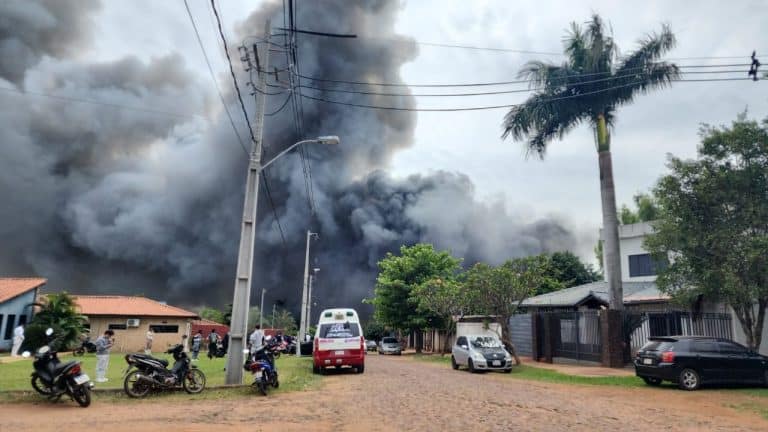 Bomberos controlan incendio de considerables proporciones