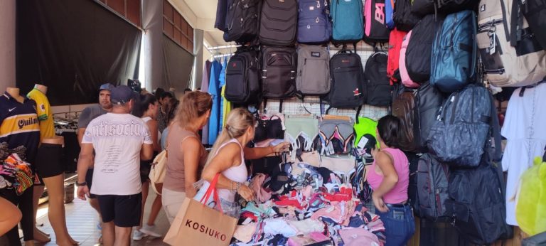 Intenso movimiento comercial en Encarnación previo a inicio de clases en Argentina